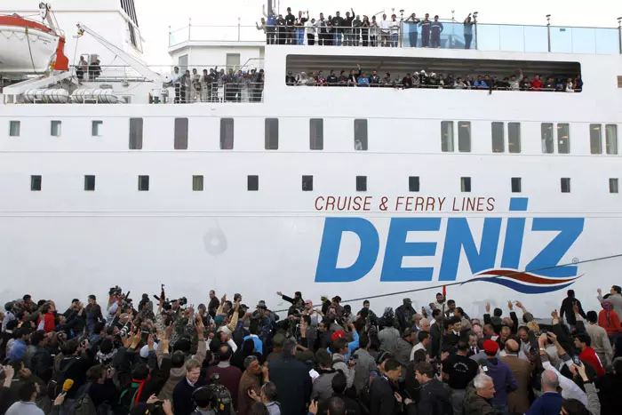 האוניה "דניז" מגיעה לנמל בנגזי