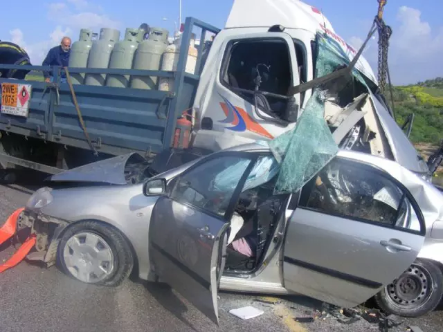 צעירה מעילוט נהרגה לאחר שהתנגשה עם רכבה במשאית, אפריל 2011