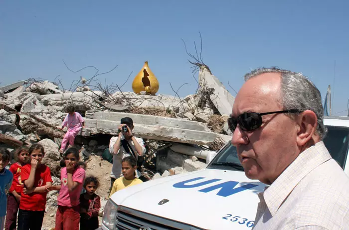 עשה צעד אחורה, מבורך. ריצ'רד גולדסטון