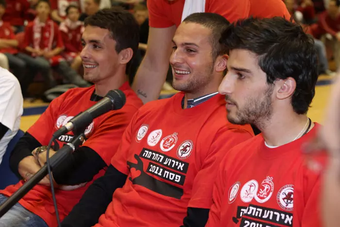שחקני הפועל תל אביב בכדורגל ברגע של מנוחה