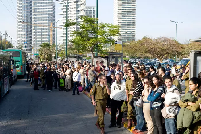 הכיצד במדינות מתורבתות מאפשרים לרדת מהרכבת ואחר כך עולים אליה הנוסעים שברציף?