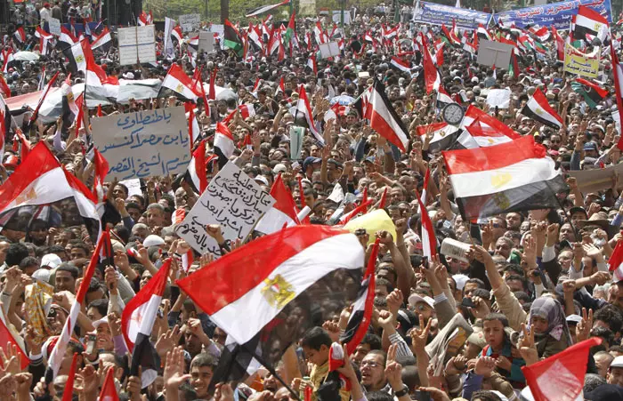 האם בעקבות המהפכה במצרים, מאפשר לעצמו הרחוב המצרי להביע עמדות קיצוניות יותר נגד ישראל? מפגינים מצרים בכיכר א-תחריר