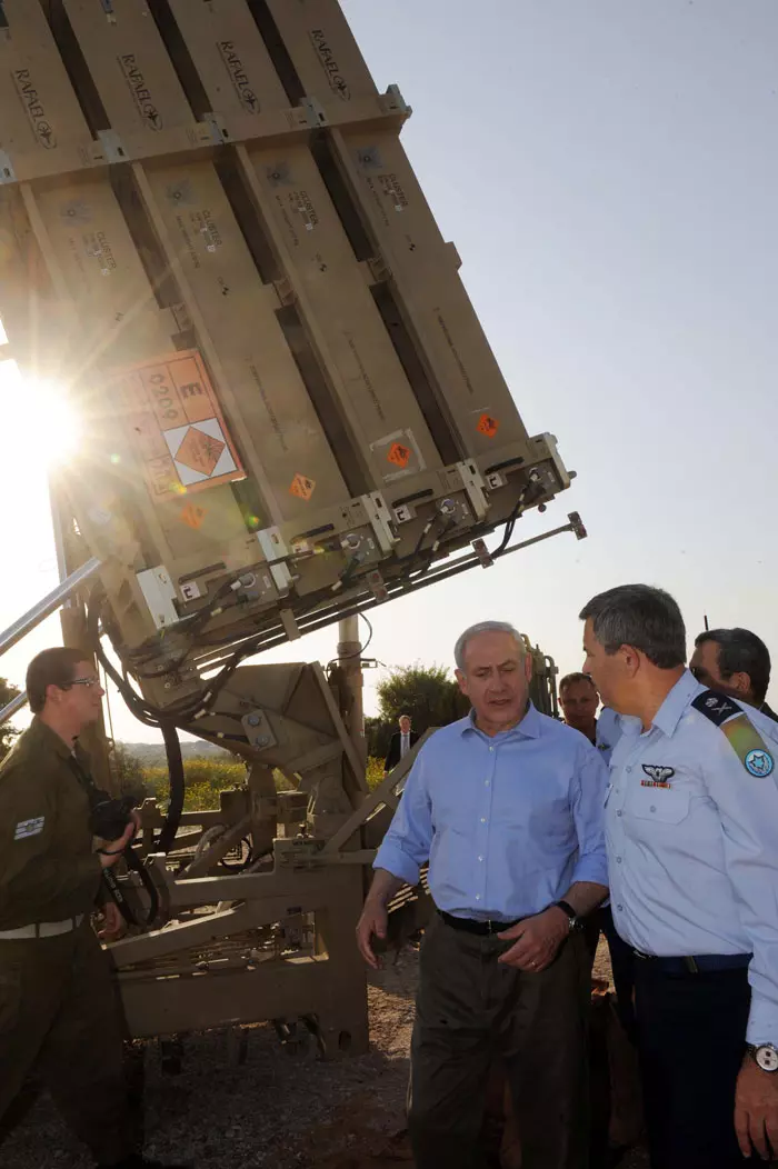 באים להתרשם מקרוב. רה"מ נתניהו ומפקד חיה"א נחושתן