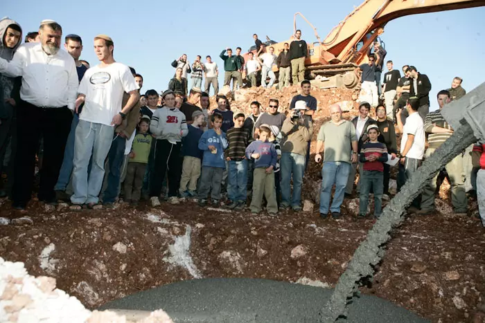 למרות ההבטחות, רק תכניות לבניית מבני חינוך ביישוב. הנחת אבן פינה בישיבה לזכרה של משפחת פוגל