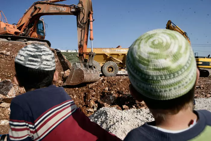 הכנסת ספר התורה והכניסה הצפויה של משפחה חדשה, מסמלת המשכיות. טקס הנחת אבן הפינה ל"משכן אהוד"