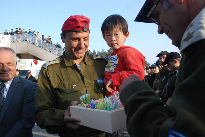 אנשי המשלחת לרגל המטוס שהחזירם לארץ, ביום ציון חודש לאסון