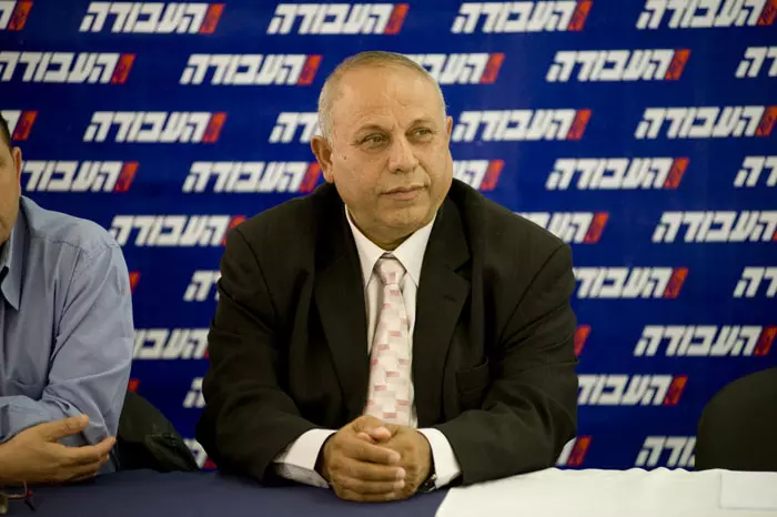 ראלב מג'אדלה במסיבת עיתונאים של עמיר פרץ בה הוא הכריז על התמודדותו לראשות מפלגת העבודה, אפריל 2011