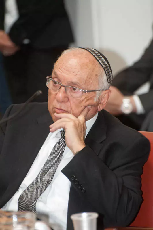 אישר. שר המשפטים, נאמן