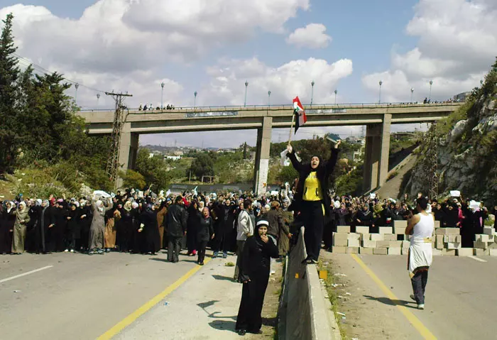 נשים מפגינות אתמול מחוץ לעיירה ביידה במחאה על מעצר בעליהן