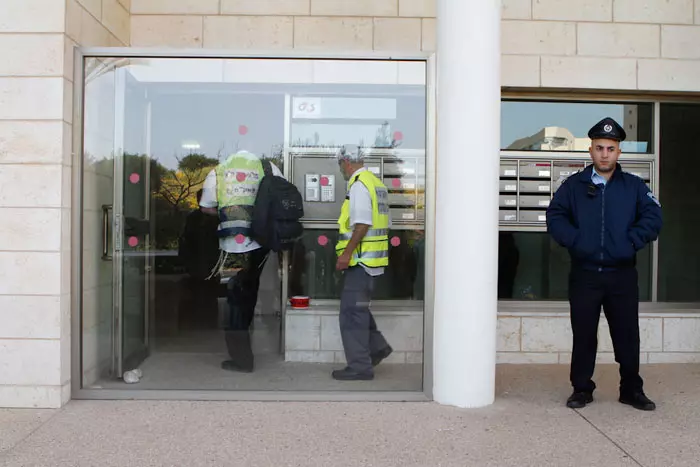 חובשים של מד"א מצאו את הגבר והאישה ירויים בדירה. הבניין בצפון תל אביב, הבוקר