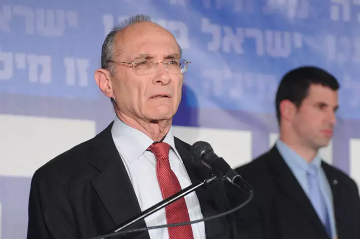 "אי אפשר לשלוף פתרון מהשרוול בהיסטריה". לנדאו