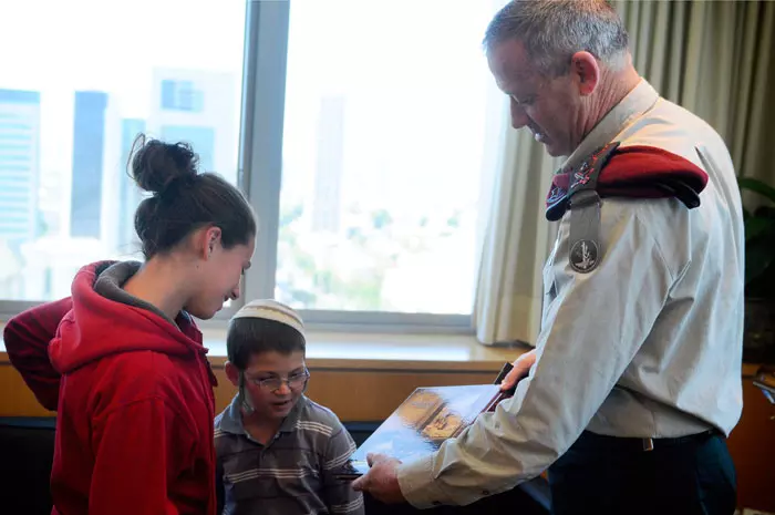 הרמטכ"ל בני גנץ בפגישה עם ילדי משפחת פוגל