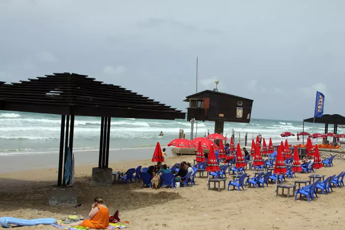 חטפו מידיה את הטלפון הסלולרי ואנסו אותה בשירותים. חוף הים בתל אביב