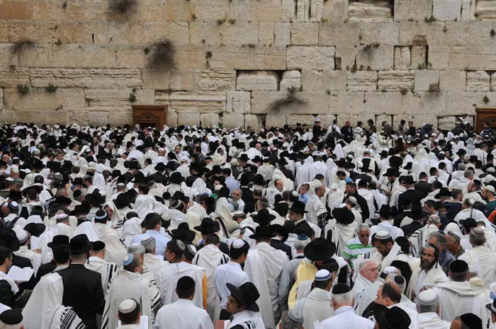 "היותה של ירושלים סמל לאומי ודתי מכביד על כתפי העיר ותושביה". מתפללים בכותל המערבי