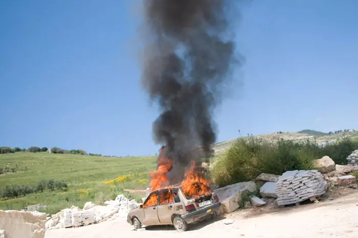 החשד: הציתו רכב פלסטיני ליד חברון