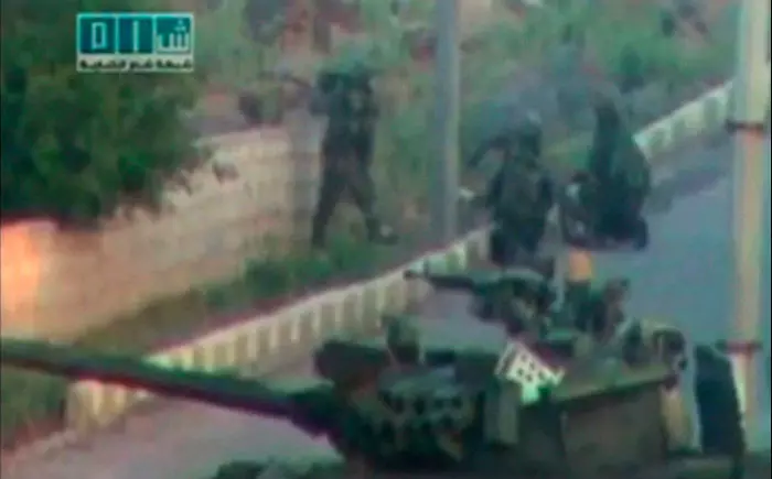 טנקים יורים על מפגינים בעיר דרעא
