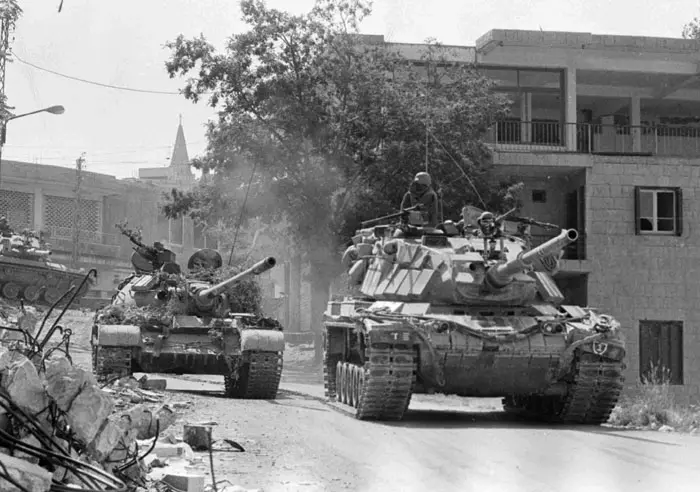 טנקים ישראלים בכפר בלבנון יוני 1982
