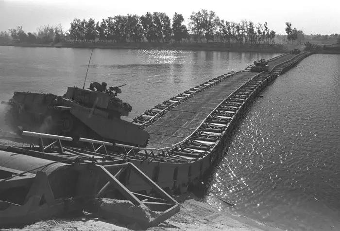 טנק ישראלי חוצה את תעלת סואץ, אוקטובר 1973