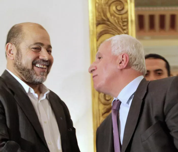 בכיר פתח, עזאם אל-אחמד וסגן ראש הלשכה המדינית של חמאס, מוסא אבו מרזוק במסיבת העיתונאים בקהיר אתמול