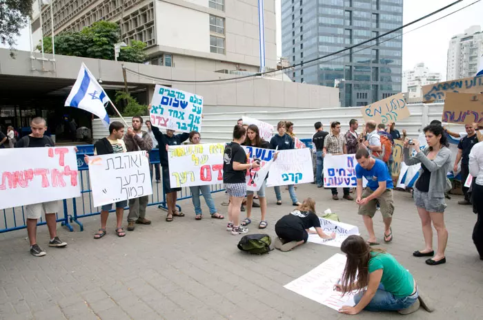 מפגינים מחוץ לבית המשפט בחודש אפריל שתמכו בהחמרת העונש לתוקפים