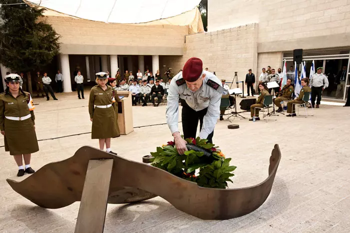 "נעמוד איתן, כצבא, כמדינה וכעם, למען לא יישנו מאורעות השואה". גנץ היום