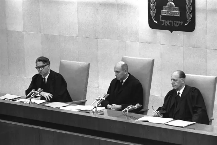 הרכב השופטים במשפט אדולף אייכמן- בנימין הלוי, יצחק רווה ומשה לנדוי בזמן המשפט, אפריל 1961