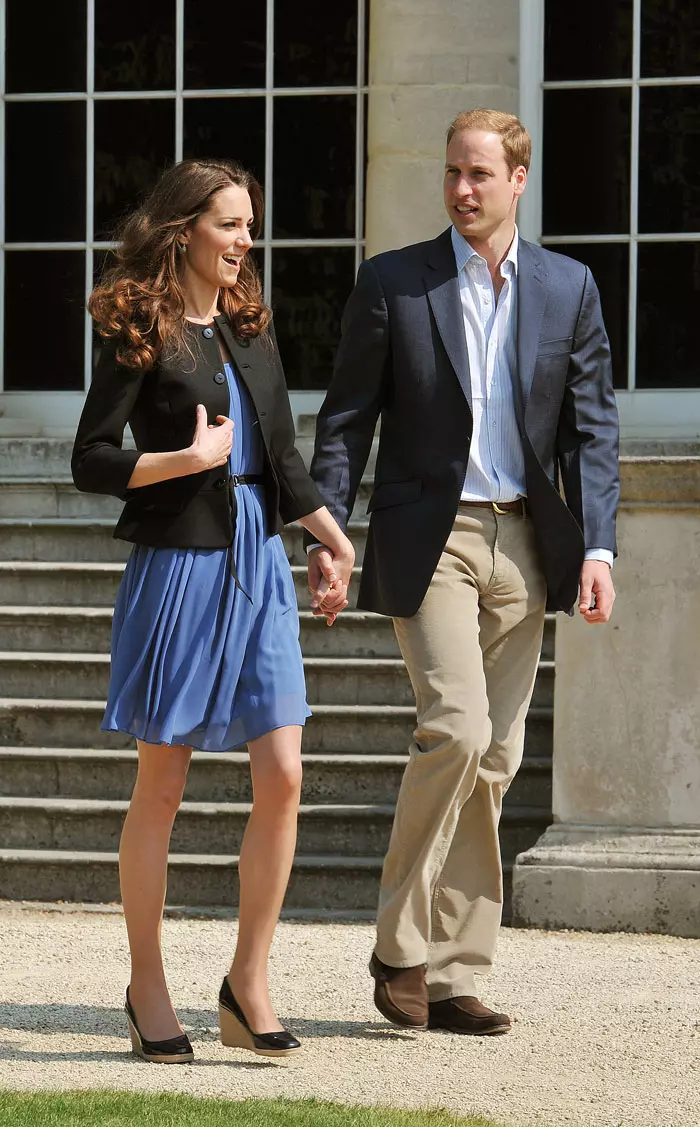 נושא: הנסיך וויליאם וקייט מידלטון יום לאחר נישואיהם בשטח ארמון בקינגהאם, 30 אפריל 2011