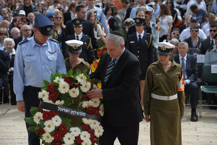 "אסור לנו להתעלם מלקחי השואה". נתניהו מניח זר ביד ושם, היום