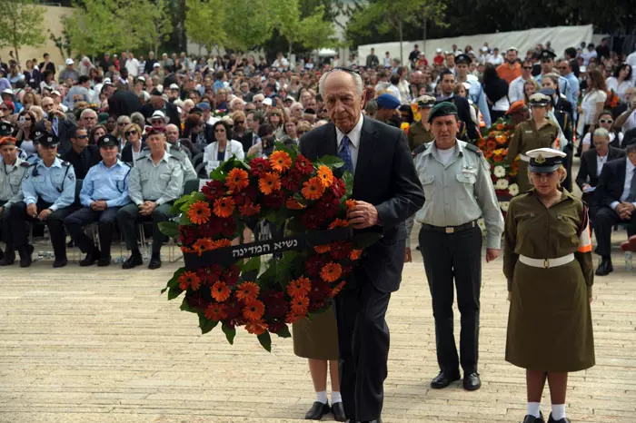 "סבי הלך בראש הקהילה עטוף בטליתו, ישר אל בית הכנסת שהוצת על ידי הנאצים". שמעון פרס