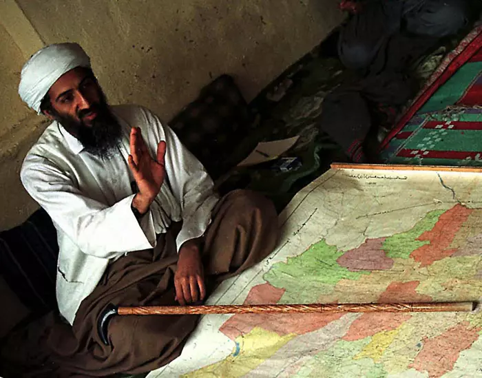 בן לאדן באחד ממקומות המחבוא באפגניסטן, 1998