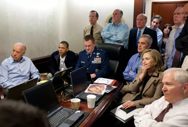 אובמה ובכירי הממשל צופים במבצע החיסול בחדר המצב של הבית הלבן