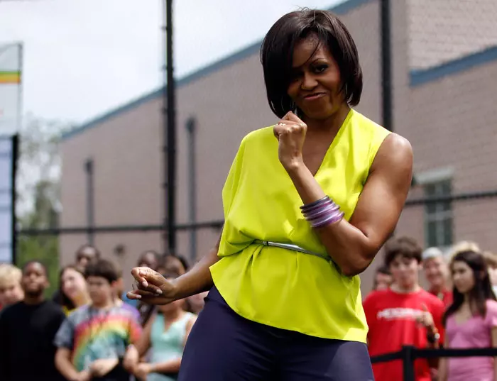 מישל אובמה רוקדת בבית ספר בוושינגטון