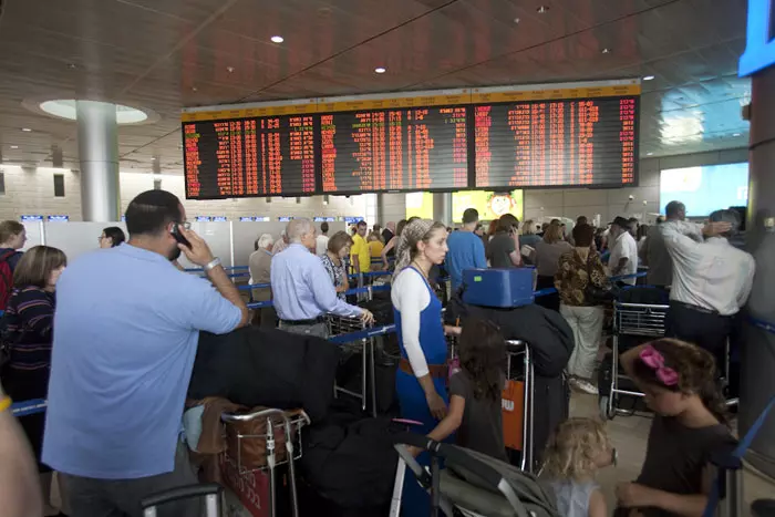 נוסעים ממתינים בנתב"ג עקב העיכובים, לפני כשבוע וחצי