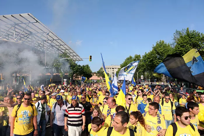 "אנחנו עומדים בחוץ כמו קבצנים". אוהדי מכבי תל אביב