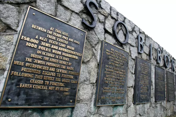 כ-250 אלף בני אדם נרצחו במחנה סוביבור. לוח זיכרון לזכר הנספים בכניסה לאתר