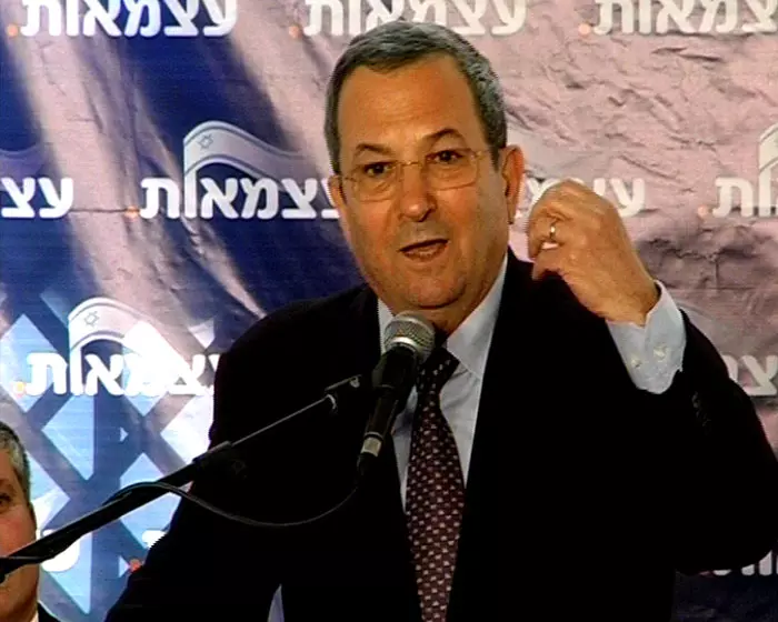 "ישנה חוות דעת משפטית לפיה הדבר אינו בסמכותו". שר הבטחון אהוד ברק