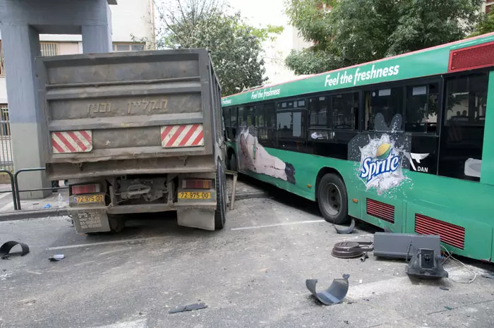 "נהג המשאית הרים מהרצפה את הפלסטיק השחור של הרמזור שנפל, הסתכל לי בעיניים במבט זועם וזרק לי אותו על הראש". זירת התאונה