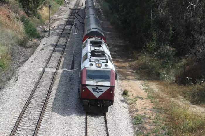 שתי רכבות בשעה מחיפה לת"א, לדוגמא, אינן מאפשרות הסתמכות על תחבורה ציבורית לצורך הגעה לעבודה