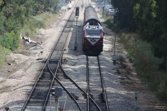 תנועת הרכבות אמורה להתחדש בעוד כשעה, ונוסעי הרכבות מועברים בינתיים באמצעות אוטובוסים לתחנות חלופיות