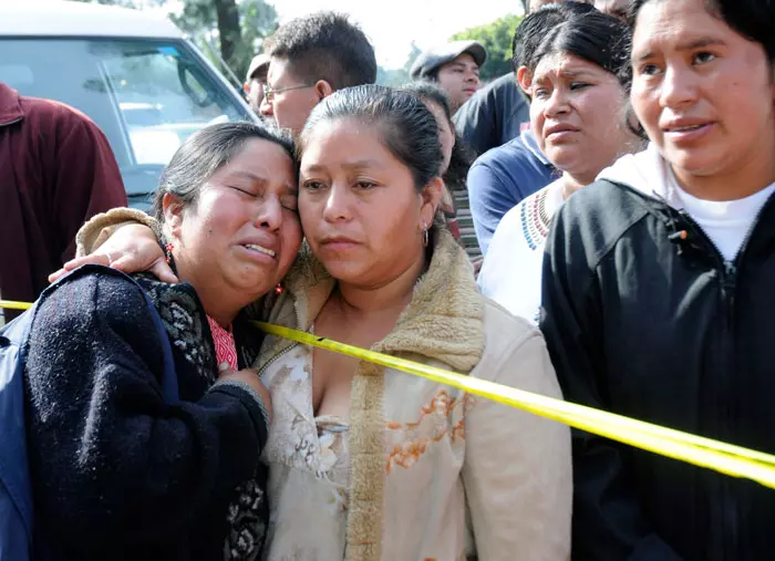 נשים אבלות בעקבות עוד תקרית ירי בגואטמלה, השבוע