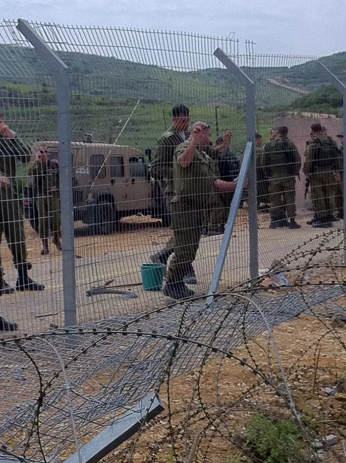 חיילי צה"ל מתקנים את הגדר ברמת הגולן ביום הנכבה אשתקד