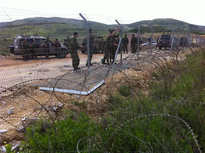 חיילי צה"ל מתקנים את הגדר שנפרצה אתמול