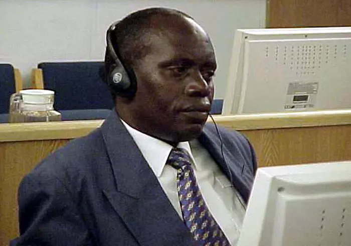 ביזימונגו באחד הדיונים הראשונים במשפטו, ב-2002