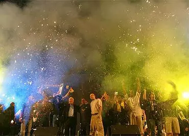 חגיגה בצהוב על הבמה עם הגביע