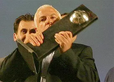 בינתיים, הוא נהנה מהגביע. פיני והחבר החדש שלו