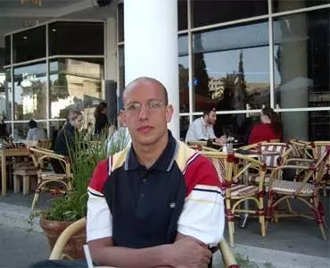 רק מדלית ארד. מיקי חליקה 