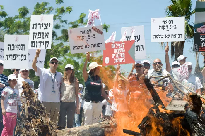 שיעור המיטות לאשפוז כללי בישראל נמוך בהשוואה למדינות אחרות החברות בארגון. הפגנת רופאים בחניון רדינג