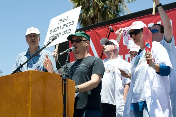 "כבר חודשים רבים שהרחובות מלאים בשלטים, ג'ינגלים, נפנופי מנגלים ביום העצמאות, מדורות בלג בעומר. אנחנו לא רוצים להגיע להדלקת נרות בחנוכה". הפגנת רופאים