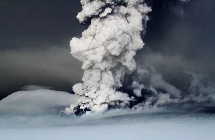 התפרצות הר הגעש באיסלנד. אשתקד בוטלו יותר מ-100 אלף טיסות ב-34 מדינות