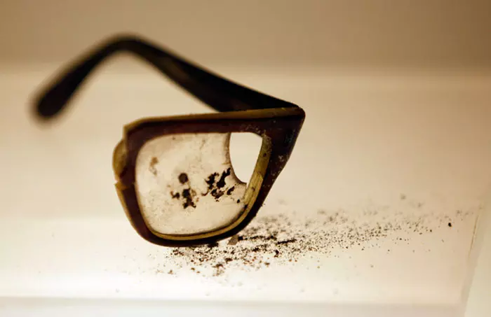 משקפיו השבורים של איינדה, כפי שנמצאו ליד גופתו. היום הם מוצגים במוזיאון הלאומי בסנטיאגו
